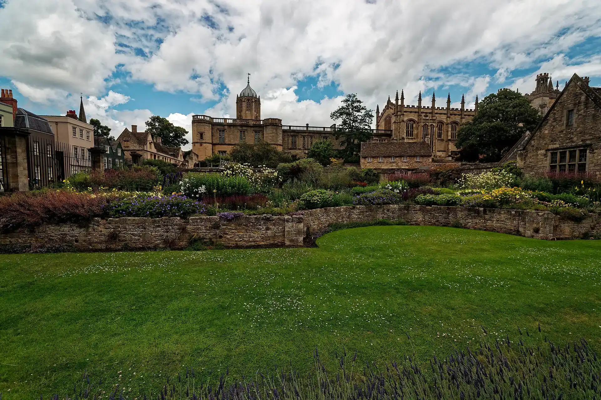 Tom Tower and the buildings of Christ Church, Oxford, behind a garden